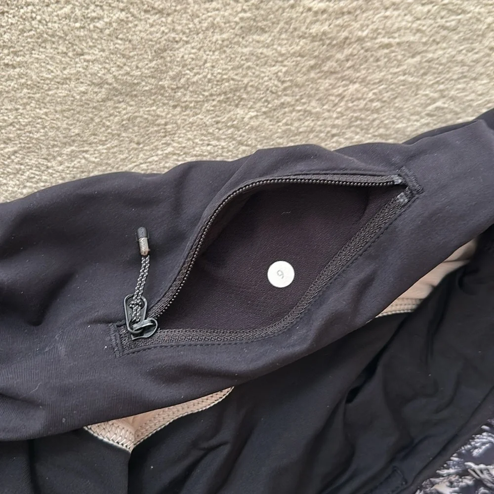 Sz 6 Lululemon high rise speed shorts Black White Nani wave pattern 2.5 rise - Picture 3 of 5